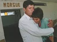 DESCONSUELO. Los padres de la pequeña Joana no pueden ocultar su dolor en el Hospital de Concepción.